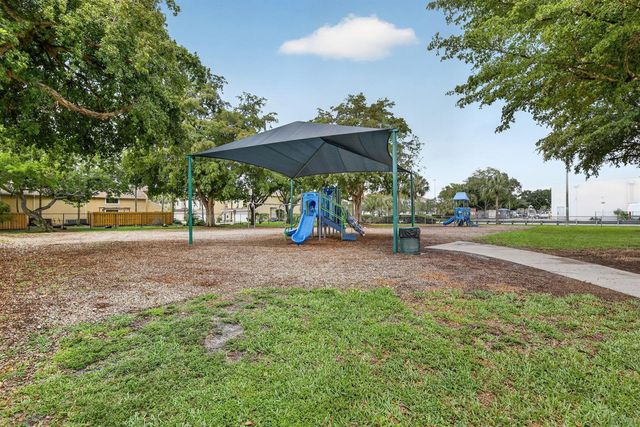 300 Palm Circle W 106, Pembroke Pines, FL 33025