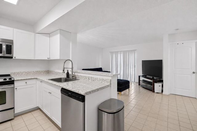 300 Palm Circle W 106, Pembroke Pines, FL 33025