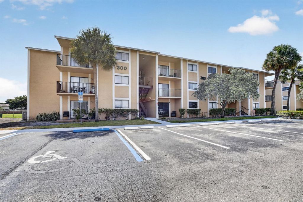 300 Palm Circle W 106, Pembroke Pines, FL 33025