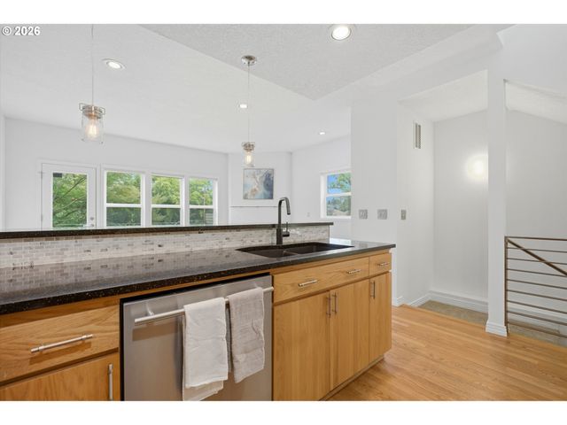 1805 Ne HALSEY St, Portland, OR 97232