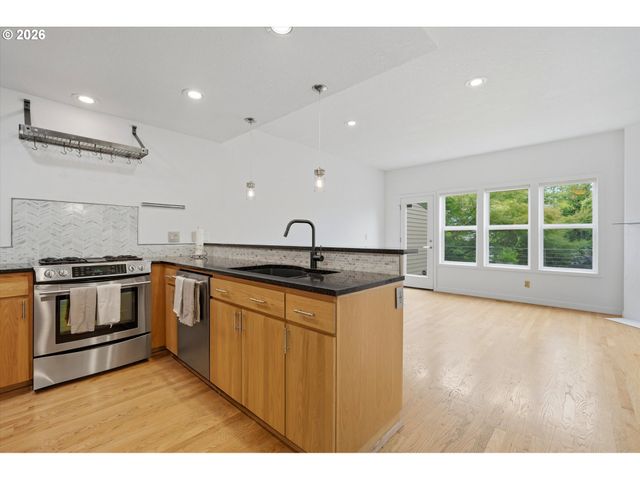 1805 Ne HALSEY St, Portland, OR 97232
