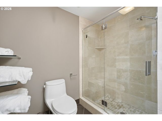 1805 Ne HALSEY St, Portland, OR 97232