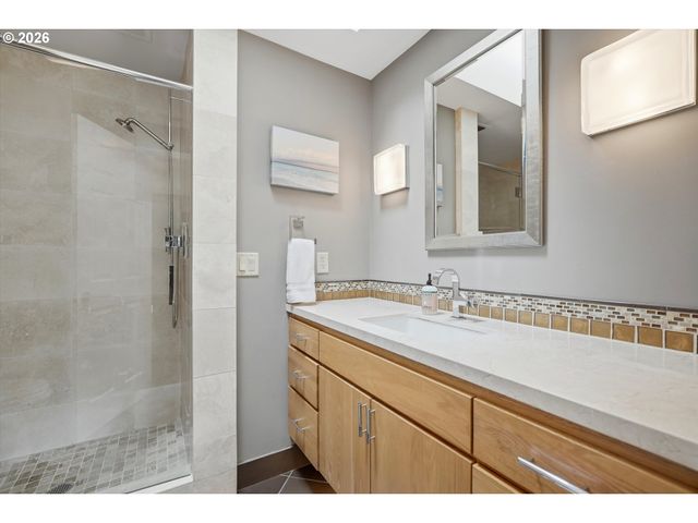 1805 Ne HALSEY St, Portland, OR 97232