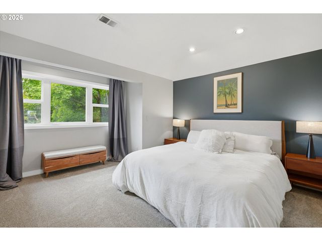 1805 Ne HALSEY St, Portland, OR 97232
