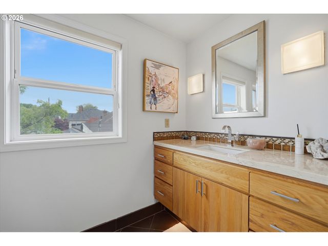 1805 Ne HALSEY St, Portland, OR 97232