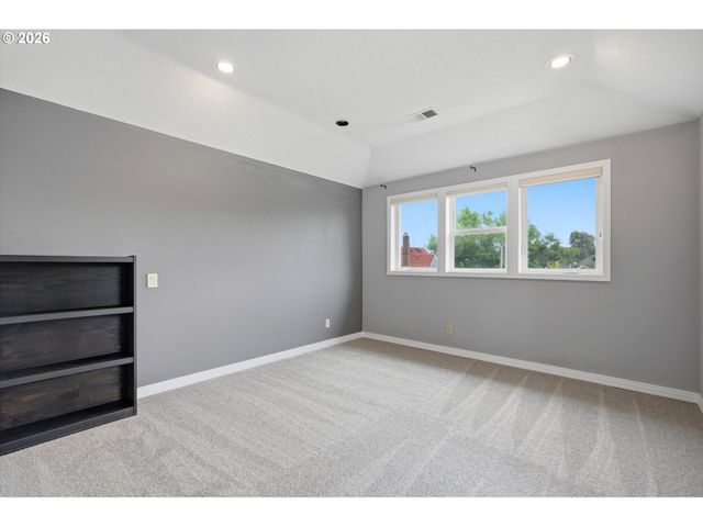1805 Ne HALSEY St, Portland, OR 97232