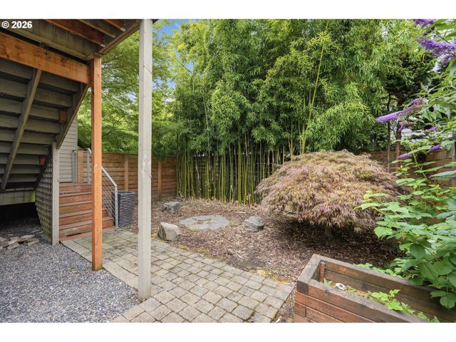 1805 Ne HALSEY St, Portland, OR 97232