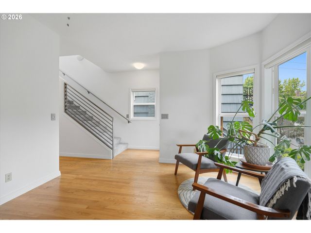 1805 Ne HALSEY St, Portland, OR 97232
