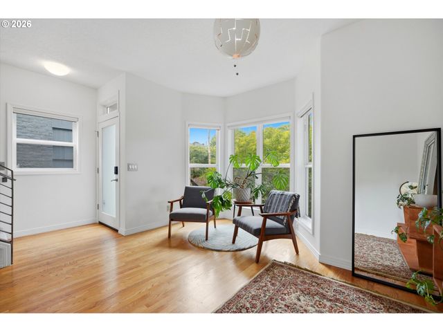 1805 Ne HALSEY St, Portland, OR 97232
