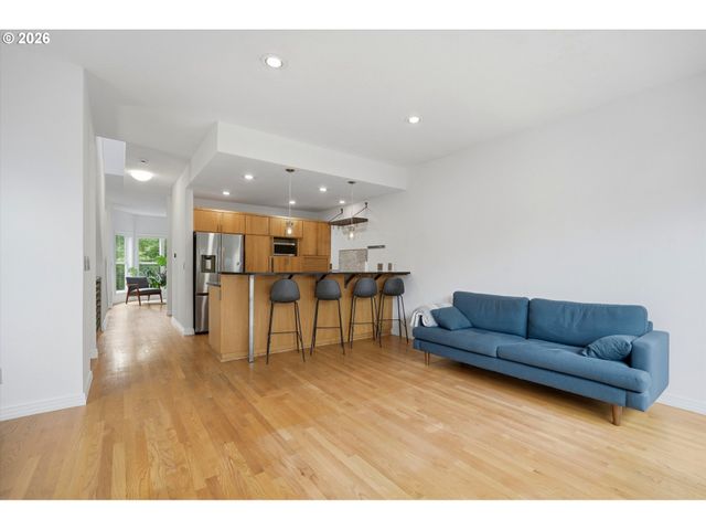 1805 Ne HALSEY St, Portland, OR 97232