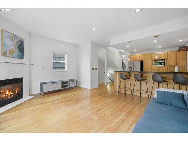 1805 Ne HALSEY St, Portland, OR 97232