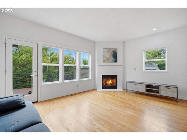 1805 Ne HALSEY St, Portland, OR 97232