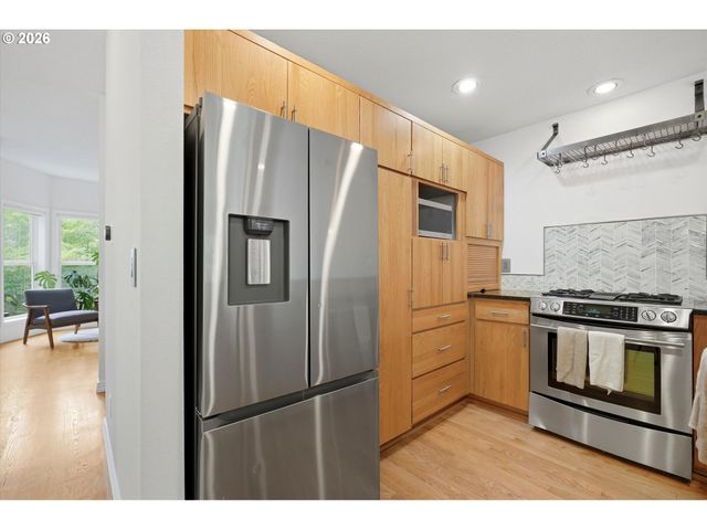 1805 Ne HALSEY St, Portland, OR 97232