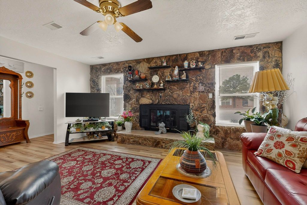 Image 9 of property listing at 1646 Domain Loop SE, Rio Rancho, NM 87124