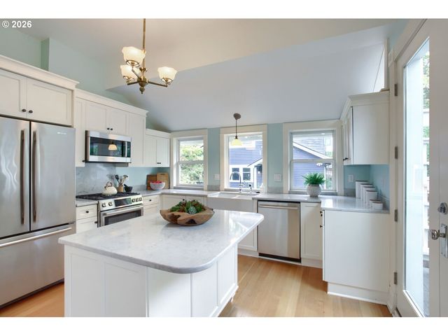 1728 Se LAMBERT St, Portland, OR 97202