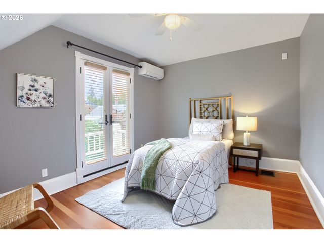 1728 Se LAMBERT St, Portland, OR 97202