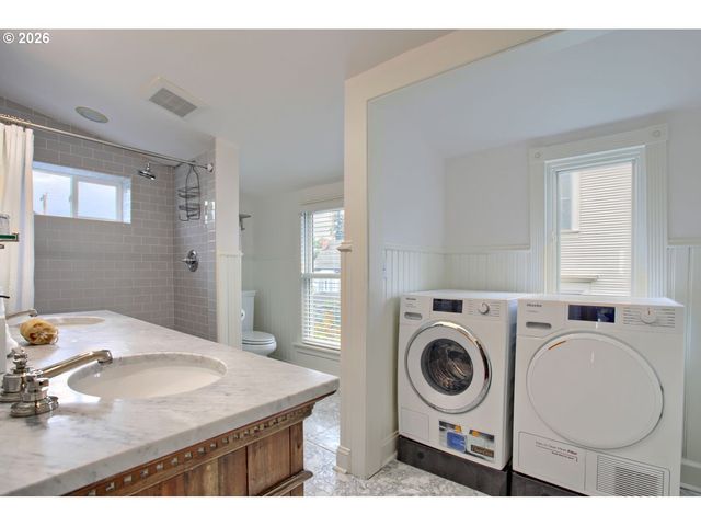 1728 Se LAMBERT St, Portland, OR 97202