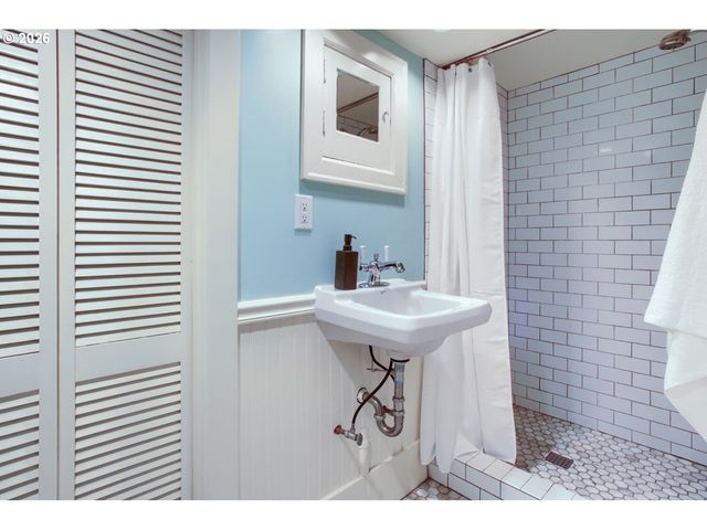 1728 Se LAMBERT St, Portland, OR 97202