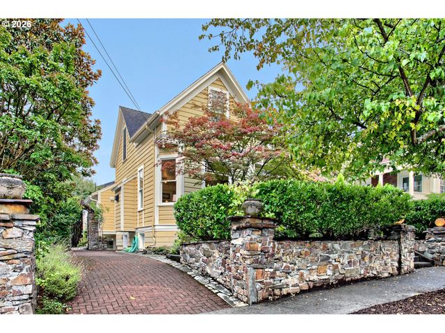 1728 Se LAMBERT St, Portland, OR 97202