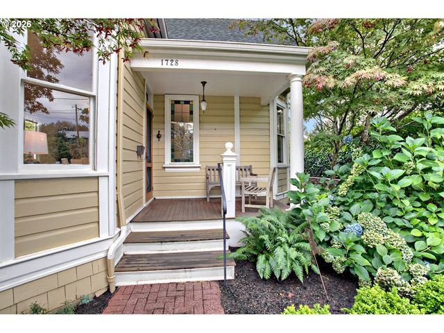 1728 Se LAMBERT St, Portland, OR 97202