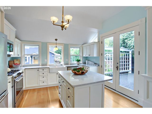 1728 Se LAMBERT St, Portland, OR 97202