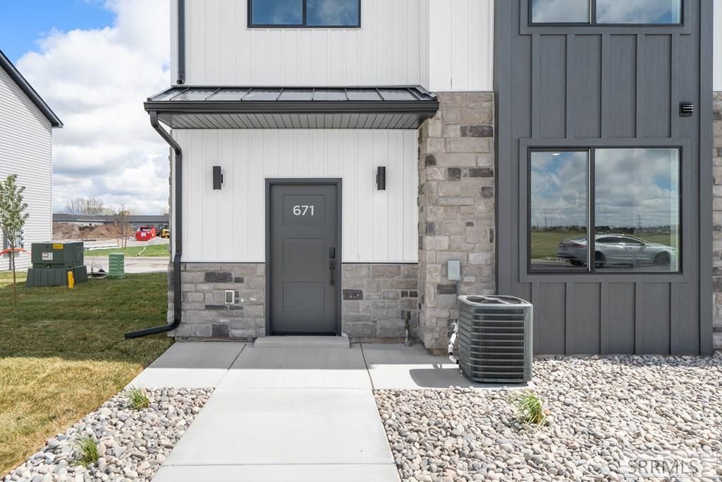 Image 4 of property listing at 745 Curlew Drive, Ammon, ID 83406