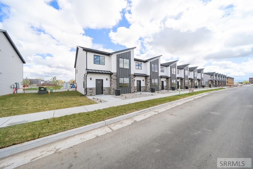 Image 5 of property listing at 745 Curlew Drive, Ammon, ID 83406