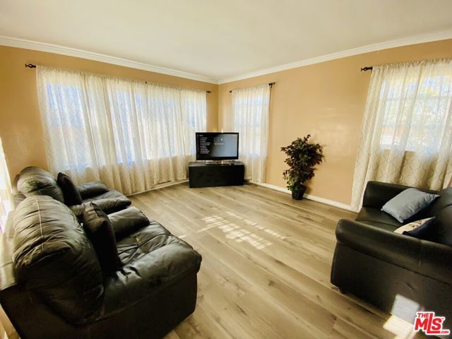 1554 S Stanley Avenue, Los Angeles, CA 90019