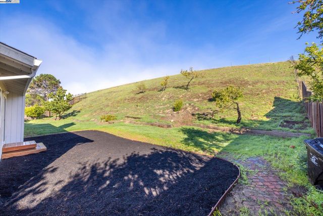 109 Bellflower Ct, Hercules, CA 94547