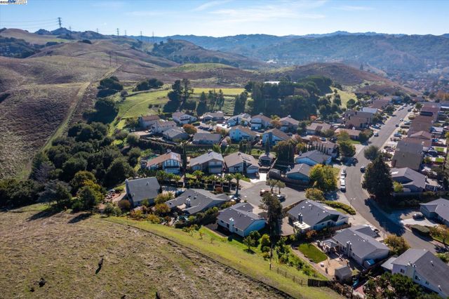 109 Bellflower Ct, Hercules, CA 94547