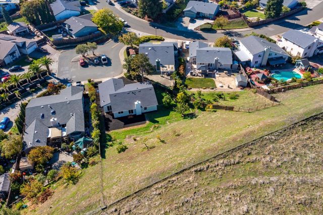 109 Bellflower Ct, Hercules, CA 94547