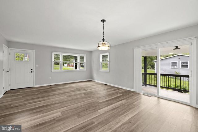 15 MOUNTAIN VIEW RD, Flint Hill, VA 22637