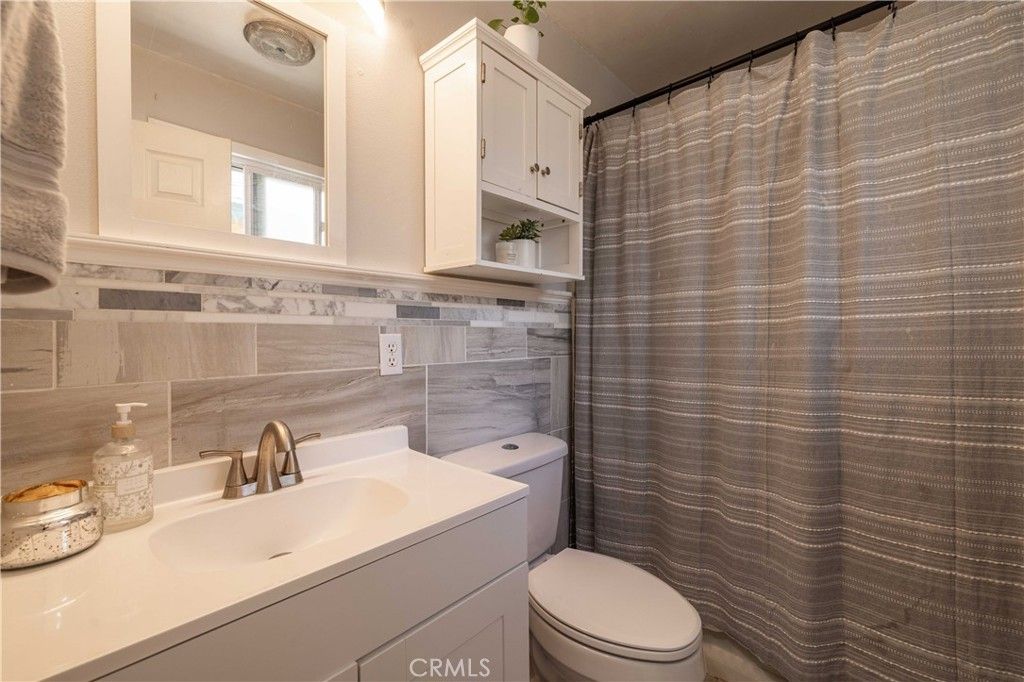 Image 12 of property listing at 124 Wabash, Sugarloaf, CA 92386