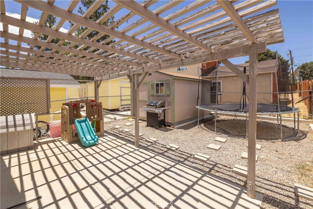 Image 18 of property listing at 124 Wabash, Sugarloaf, CA 92386
