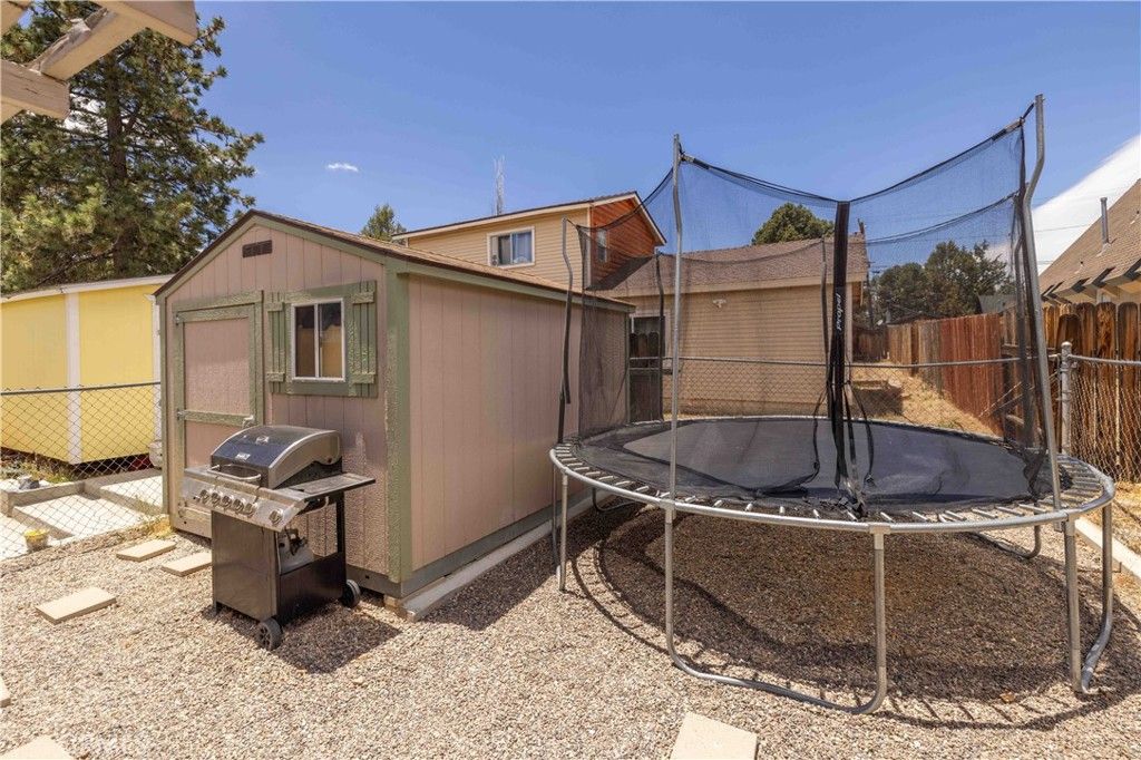 Image 21 of property listing at 124 Wabash, Sugarloaf, CA 92386