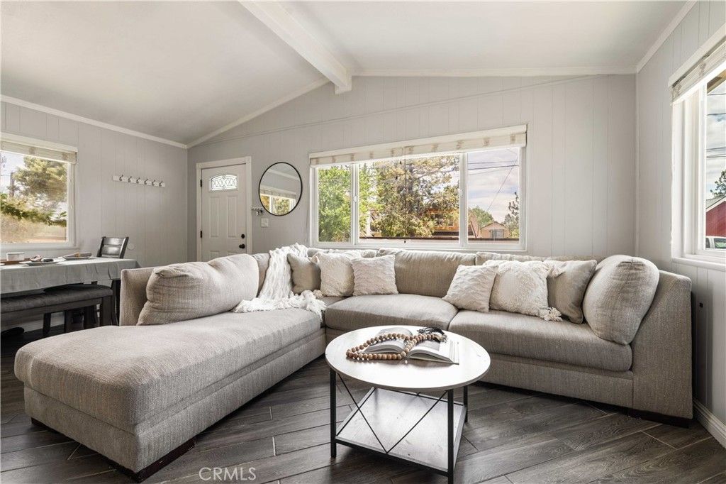 Image 3 of property listing at 124 Wabash, Sugarloaf, CA 92386