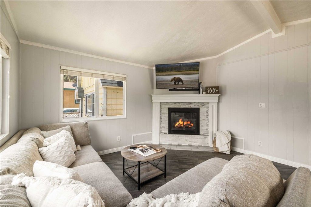 Image 4 of property listing at 124 Wabash, Sugarloaf, CA 92386