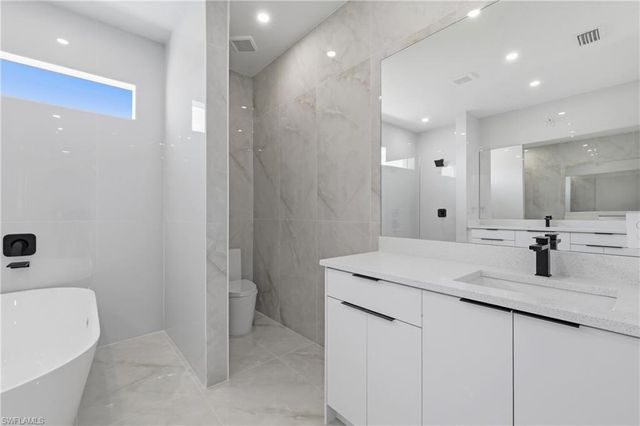 921 NE 15TH ST, Cape Coral, FL 33909