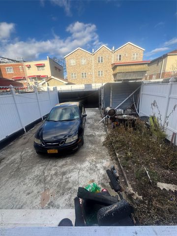 933 E 221st Street, Bronx, NY 10469