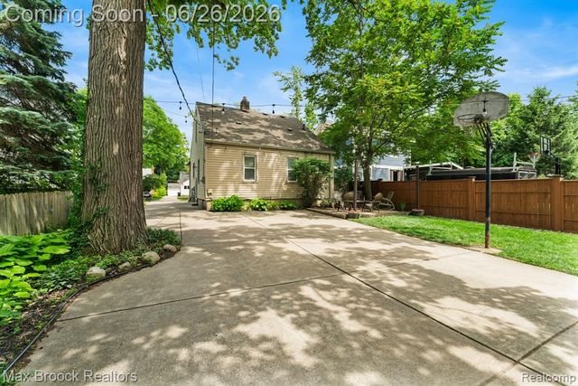 618 S Gainsborough Avenue, Royal Oak, MI 48067