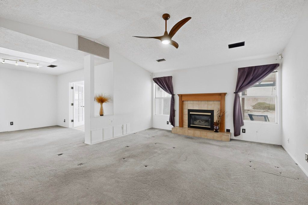 Image 10 of property listing at 7213 Sunlight Peak Drive NE, Rio Rancho, NM 87144