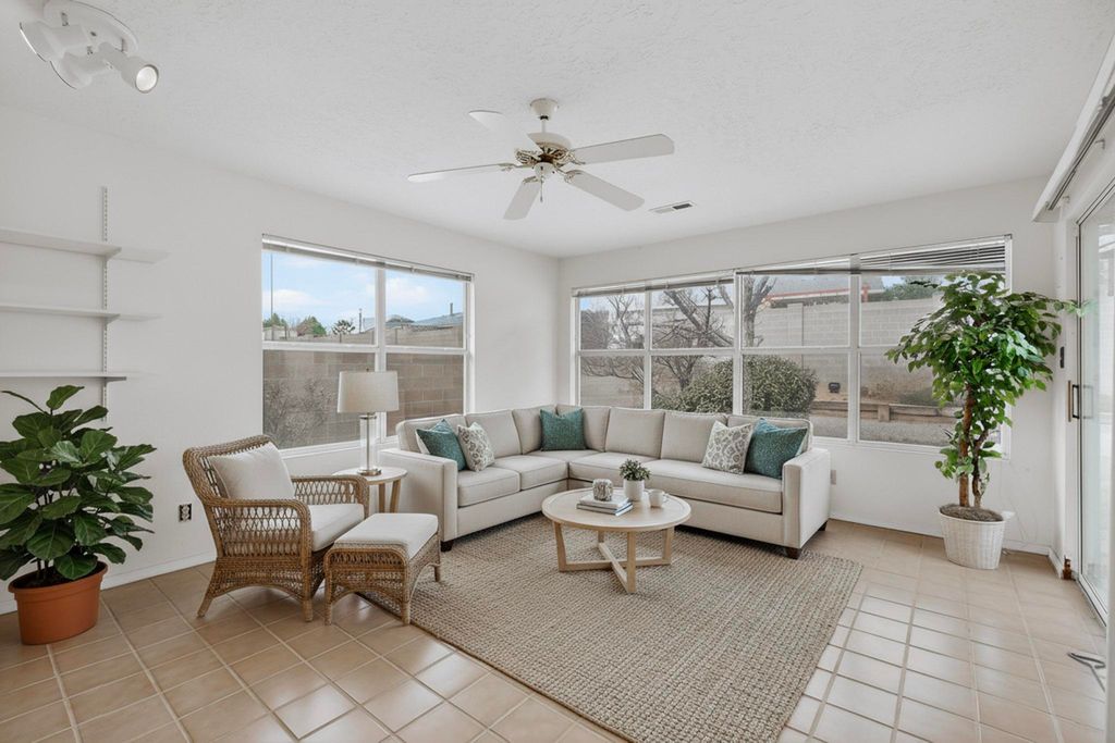 Image 12 of property listing at 7213 Sunlight Peak Drive NE, Rio Rancho, NM 87144