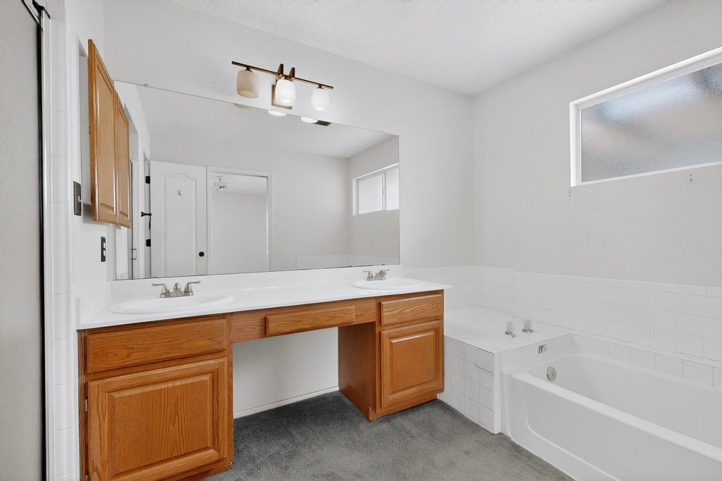 Image 19 of property listing at 7213 Sunlight Peak Drive NE, Rio Rancho, NM 87144