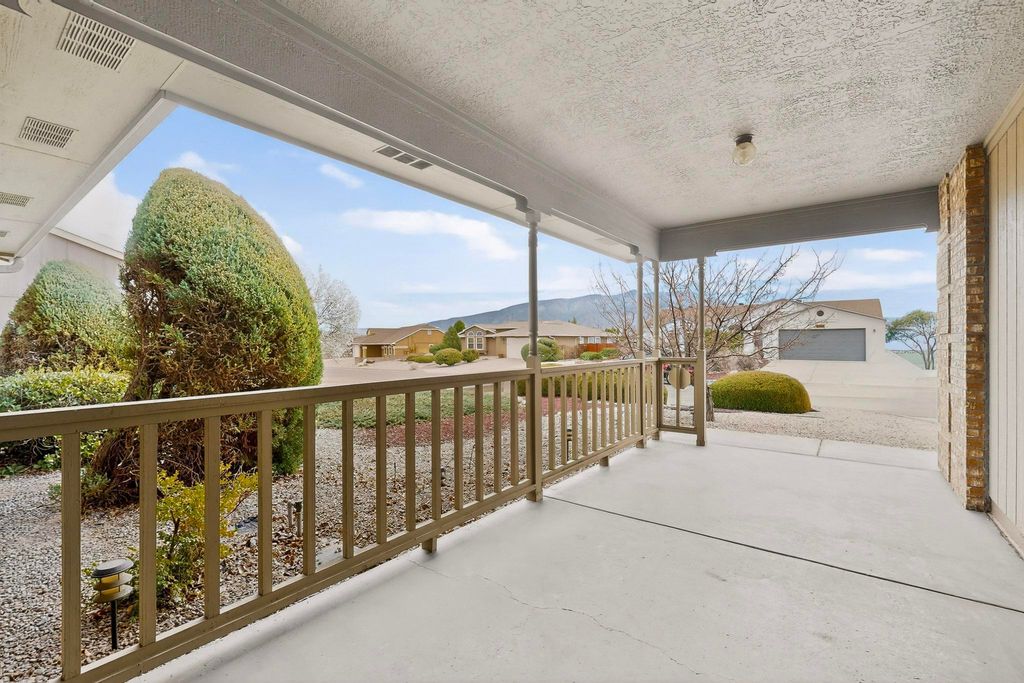 Image 3 of property listing at 7213 Sunlight Peak Drive NE, Rio Rancho, NM 87144