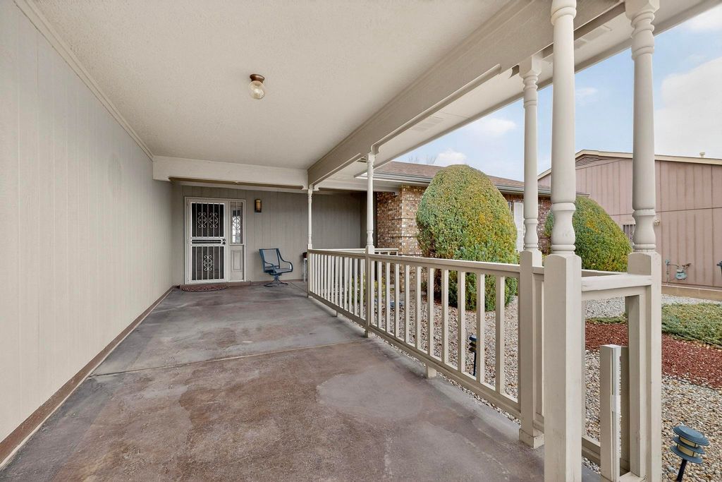 Image 4 of property listing at 7213 Sunlight Peak Drive NE, Rio Rancho, NM 87144