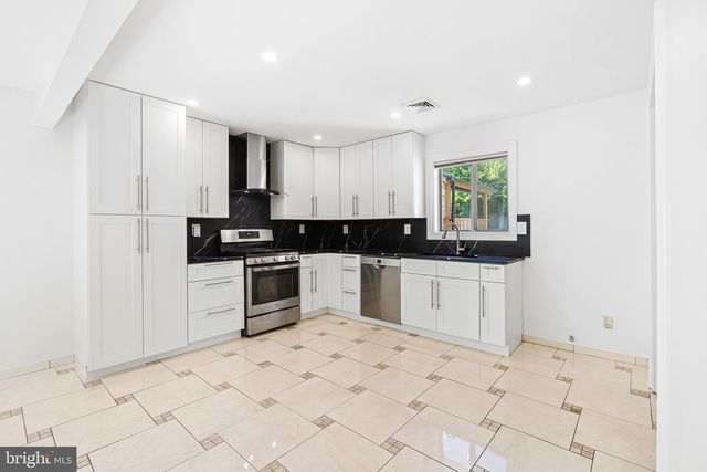 1402 STERIGERE, Norristown, PA 19403