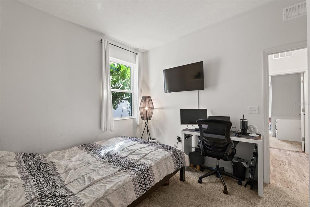 Image 18 of property listing at 10630 MEDFORD LAKE DRIVE, Riverview, FL 33578