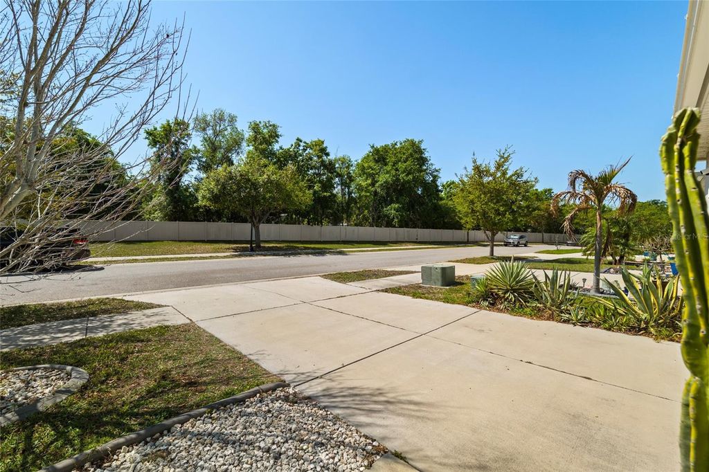 Image 31 of property listing at 10630 MEDFORD LAKE DRIVE, Riverview, FL 33578