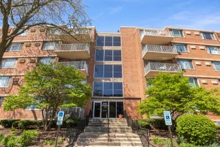 2222 S Stewart Avenue 2F, Lombard, IL 60148