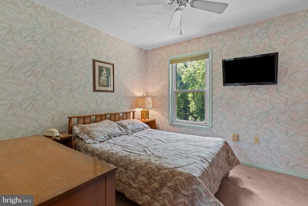 24 BOXWOOD LN, Langhorne, PA 19047